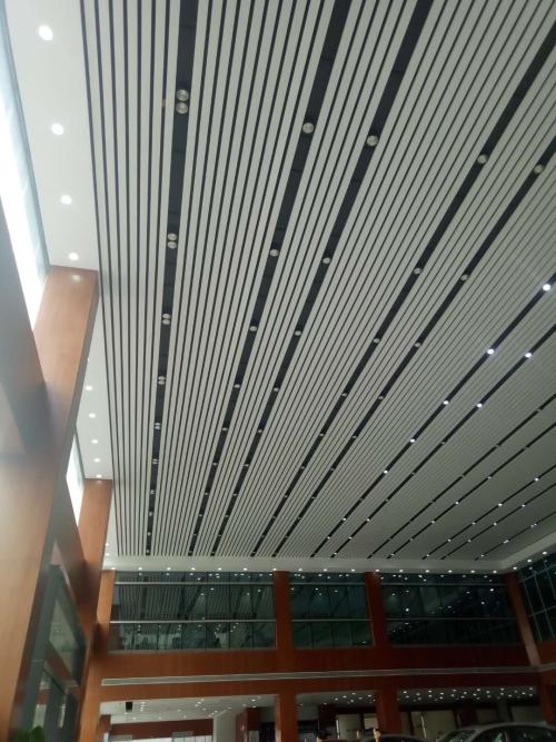 装饰材料铝扣板-铝单板厂家|地铁里常见到的装饰材料