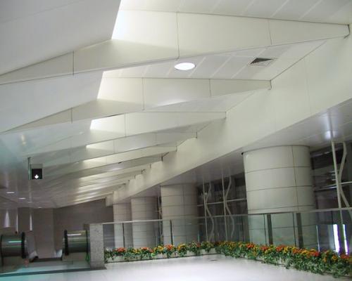 室内铝单板哪家好-室内仿木纹铝单板与室内实木板比较和加工说明