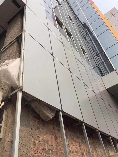 灰色铝单板贴图-白色/灰色幕墙铝单板装饰足球场外墙与顶棚