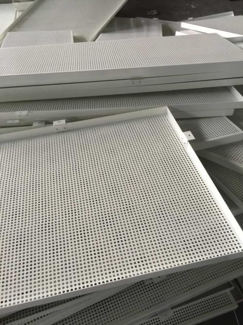 墙面穿孔铝单板-佛山铝天花厂家讲穿孔铝扣板为什么会变成吊顶新选择