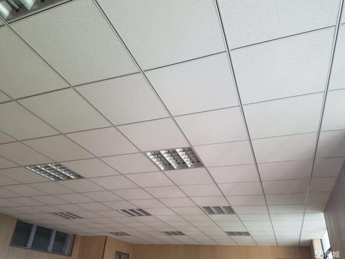 轻钢集成吊顶厂家-看看客厅铝扣板吊顶厂家讲铝扣板吊顶辅料龙骨怎么选