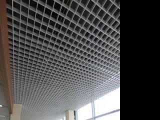 铝扣板格栅吊顶-方形铝格栅吊顶装饰的美术馆展厅天花