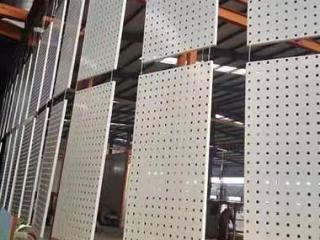 装饰房子的铝扣板-铝扣板的分类及其装饰应用你真的了解吗